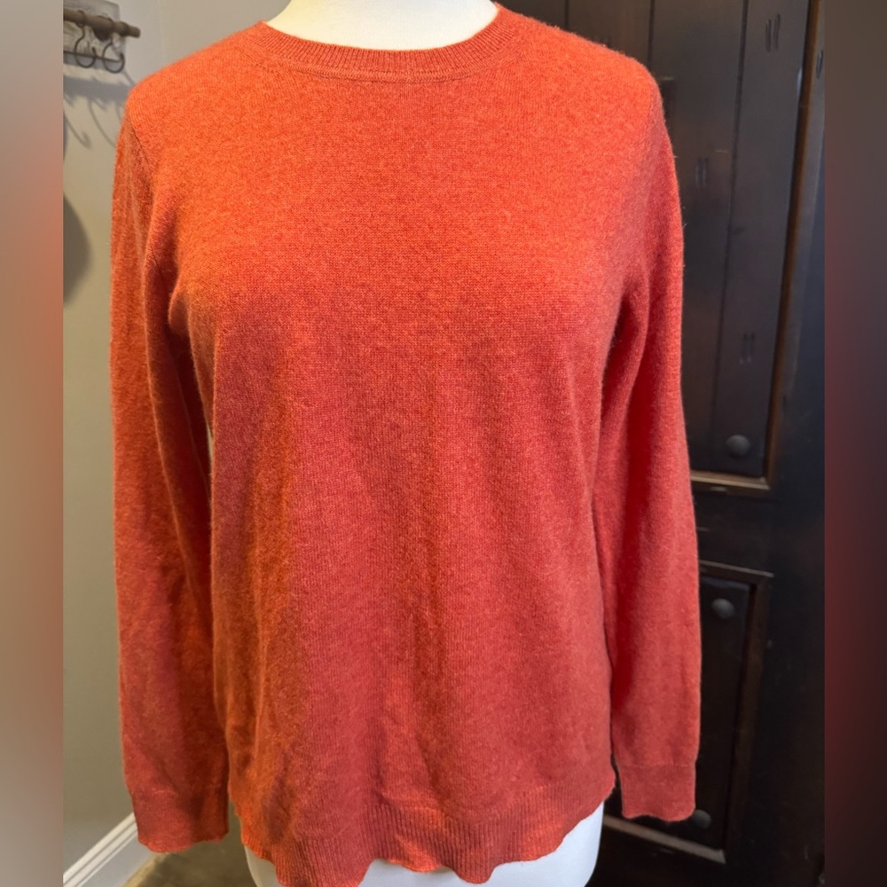 TAHARI 100% Cashmere sweater Size Large
